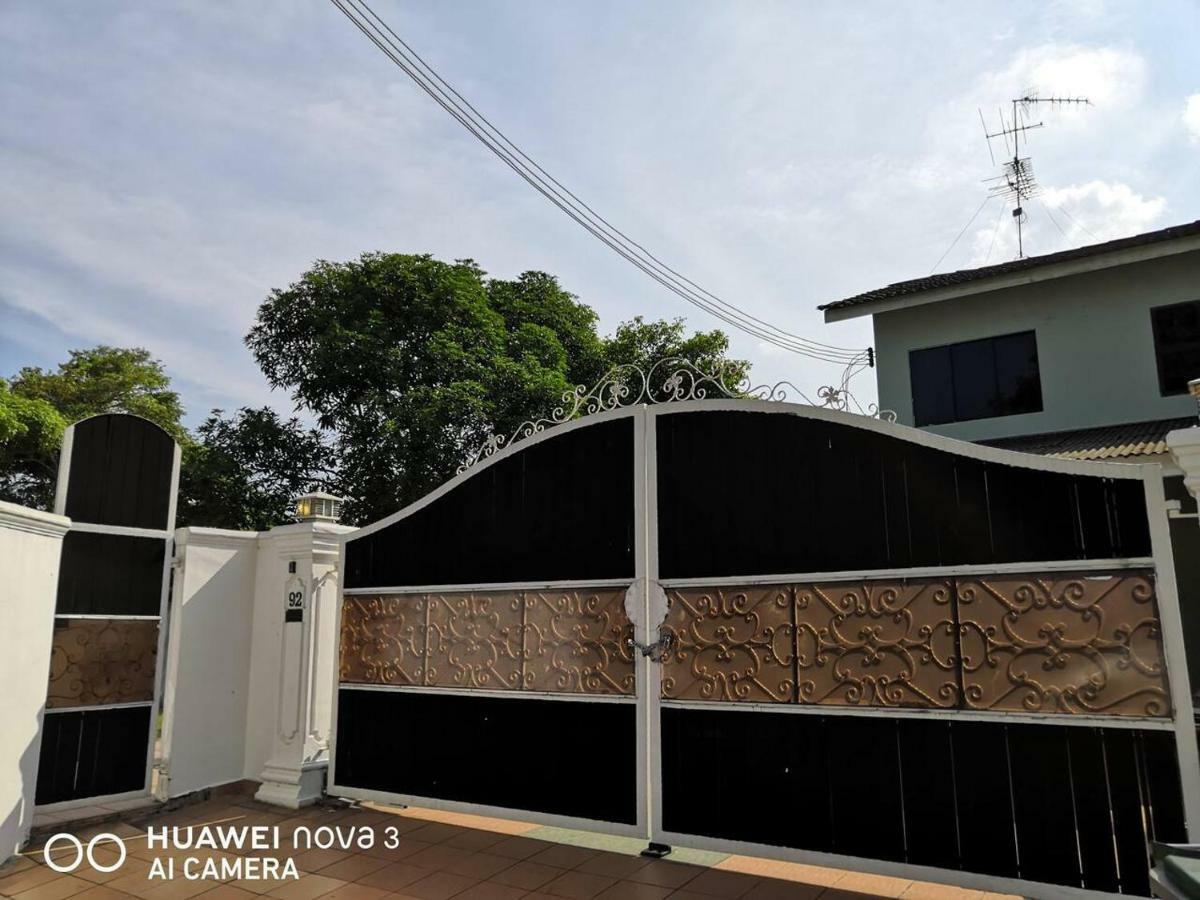 Ibu Home-To-Stay Pasir Gudang Exterior foto
